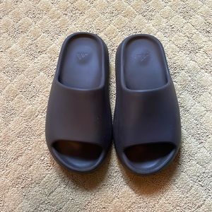 yeezy slides - soot